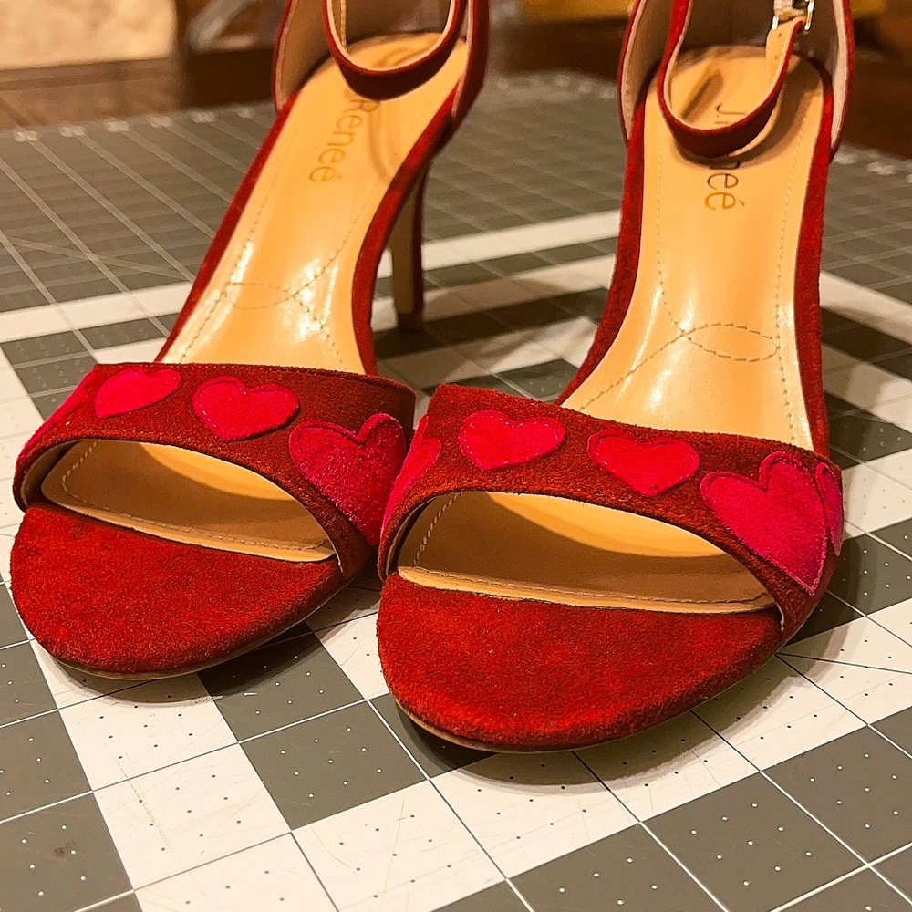 CUTE!! Size 8 stilettos in love! These are perfect for a summer party! J. Renée